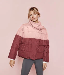 The Colorblock Eco Puffer Jacket - Rosewood & Shell -Summersalt Shop 1 ModelFront 121790e6 cb18 4223 bd8e 6a6cc20c51a5