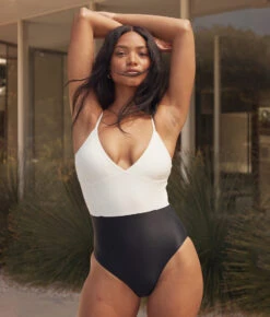 The Long Torso Wave - Sea Urchin & White Sand -Summersalt Shop 1 ModelFront b0011531 ee84 4fff 8257 76ea6d005352