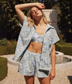 The Poolside Poplin Button-Down Shirt - Secret Garden In Powder Blue & Sage 4 The Poolside Poplin Button-Down Shirt - Secret Garden In Powder Blue & Sage -Summersalt Shop 2 ModelBack 73f84ce5 6a44 4176 9b24 0b633d54b910