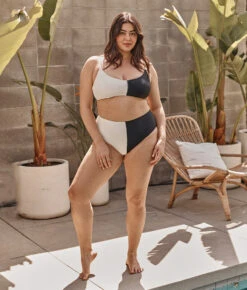 The Split Wanderlust Bikini Top - Sea Urchin & White Sand -Summersalt Shop 2 ModelBack 851adcba 412f 4e3b adb7 7b5e22046890