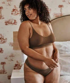 The Feel Free Adjustable Bralette - Clay -Summersalt Shop 2 ModelBack e8070829 b9fc 40c2 b90b 766ef0d42983