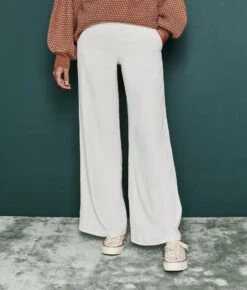 The Perfect Wide Leg Pant - White Sand 4 The Perfect Wide Leg Pant - White Sand -Summersalt Shop 3 ModelFullBody 15d2266a 151c 4519 8d99 fd9d60111391