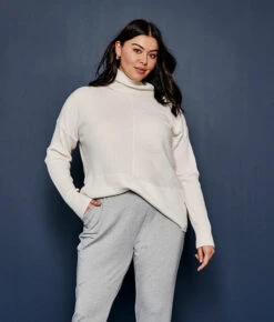 The Luxe Cashmere Blend Funnel Neck Sweater - White Sand -Summersalt Shop 3 ModelFullBody 989462f1 eac9 407a 9bb0 b9f2d1901475