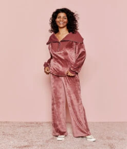 The Plush Velour Half-Zip Pullover - Rosewood 4 The Plush Velour Half-Zip Pullover - Rosewood -Summersalt Shop 3 ModelFullBody 991a3a78 cce2 402a a22b 1df37b164c97