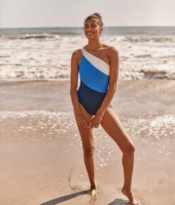 The Sidestroke - Deep Sea & Hydrangea & White Sand -Summersalt Shop 3 ModelFullBody e08e2624 eb0a 466c b69c 012651587b6f