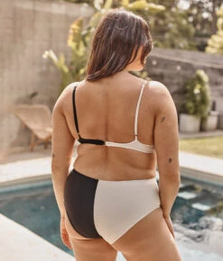 The Split Wanderlust Bikini Top - Sea Urchin & White Sand -Summersalt Shop 4 ModelDetail 7c2f945b 7554 4b47 8e1e 095eaeb06a13