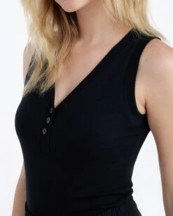 The Softest Ribbed Henley Tank - Sea Urchin -Summersalt Shop 4 ModelDetail cbc2c0eb d7c4 4183 9e10 121823f86871