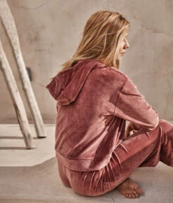The Plush Velour Hoodie - Rosewood 6 The Plush Velour Hoodie - Rosewood -Summersalt Shop 4 ModelDetail dcd34698 fa55 4c59 8fd5 2538526d859a