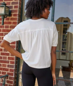 The Luxe Pima Breezy Tee - White Sand -Summersalt Shop 5 ExtraProductShot 4266d265 8909 4bfc a7fc 4919d21ac6c3