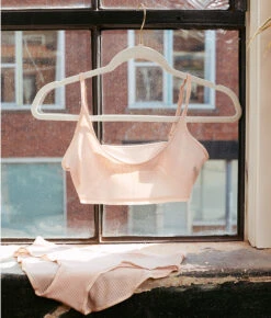 The Feel Free Adjustable Bralette - Quartz -Summersalt Shop 6 ExtraProductShot2 858e63ce 4e54 4887 98ae 020d639d8df9