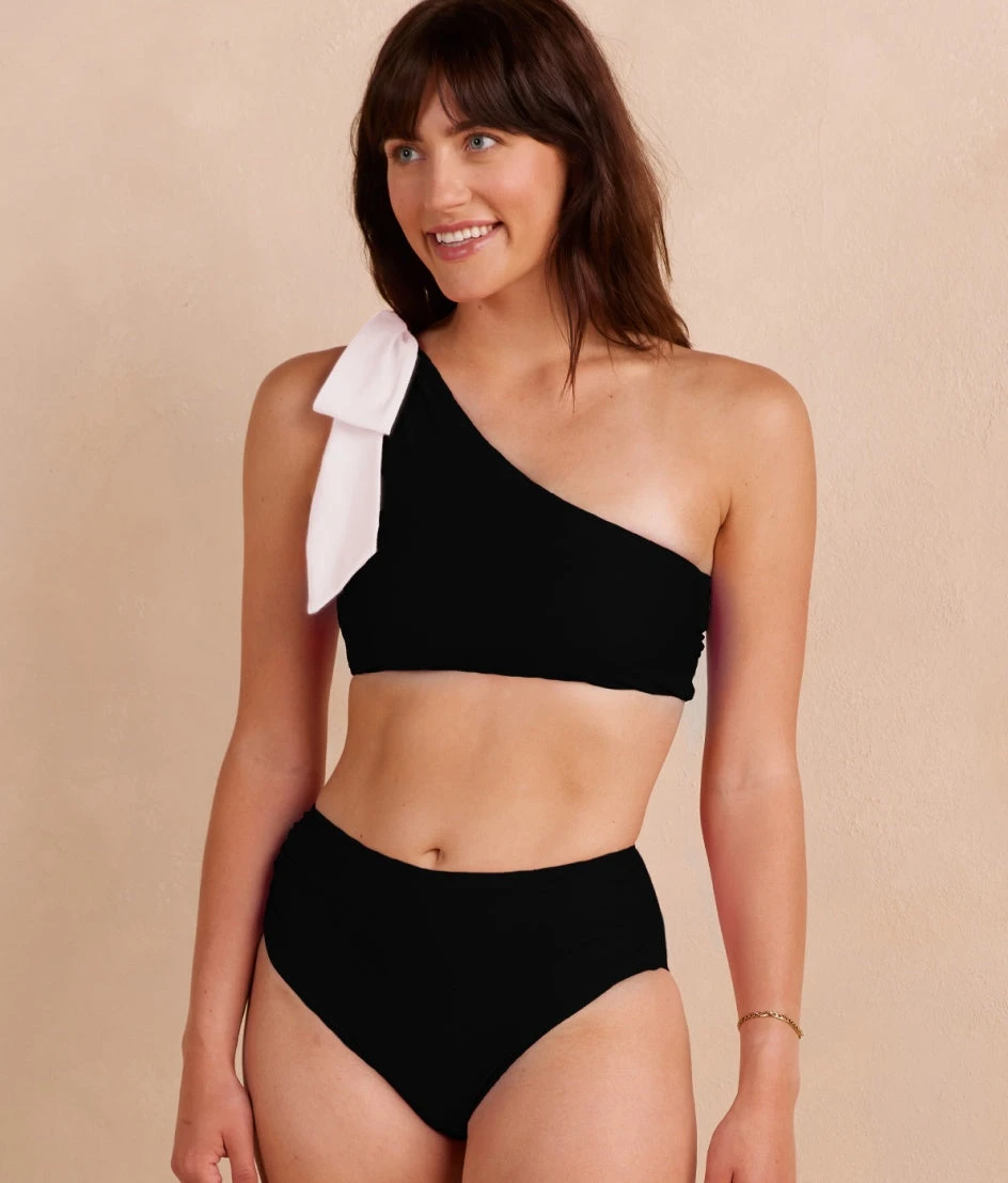 The Bow-Shoulder Ruched Sidestroke Bikini Top - Sea Urchin & White Sand The Bow-Shoulder Ruched Sidestroke Bikini Top - Sea Urchin & White Sand -Summersalt Shop Bow ShoulderRuchedSidestrokeBikiniTop SeaUrchin WhiteSand 1Front