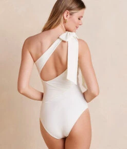 The Bow-Shoulder Ruched Sidestroke - White Sand 6 The Bow-Shoulder Ruched Sidestroke - White Sand -Summersalt Shop BowShoulderRuchedSidestroke WhiteSand Back Crop