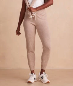 The Coziest Cashmere Blend Jogger - Toffee & White Sand -Summersalt Shop CashBlendJogger ToffeeWhiteSand Crop Front