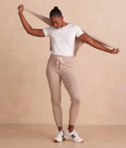 The Coziest Cashmere Blend Jogger - Toffee & White Sand -Summersalt Shop CashBlendJogger ToffeeWhiteSand Front Full2