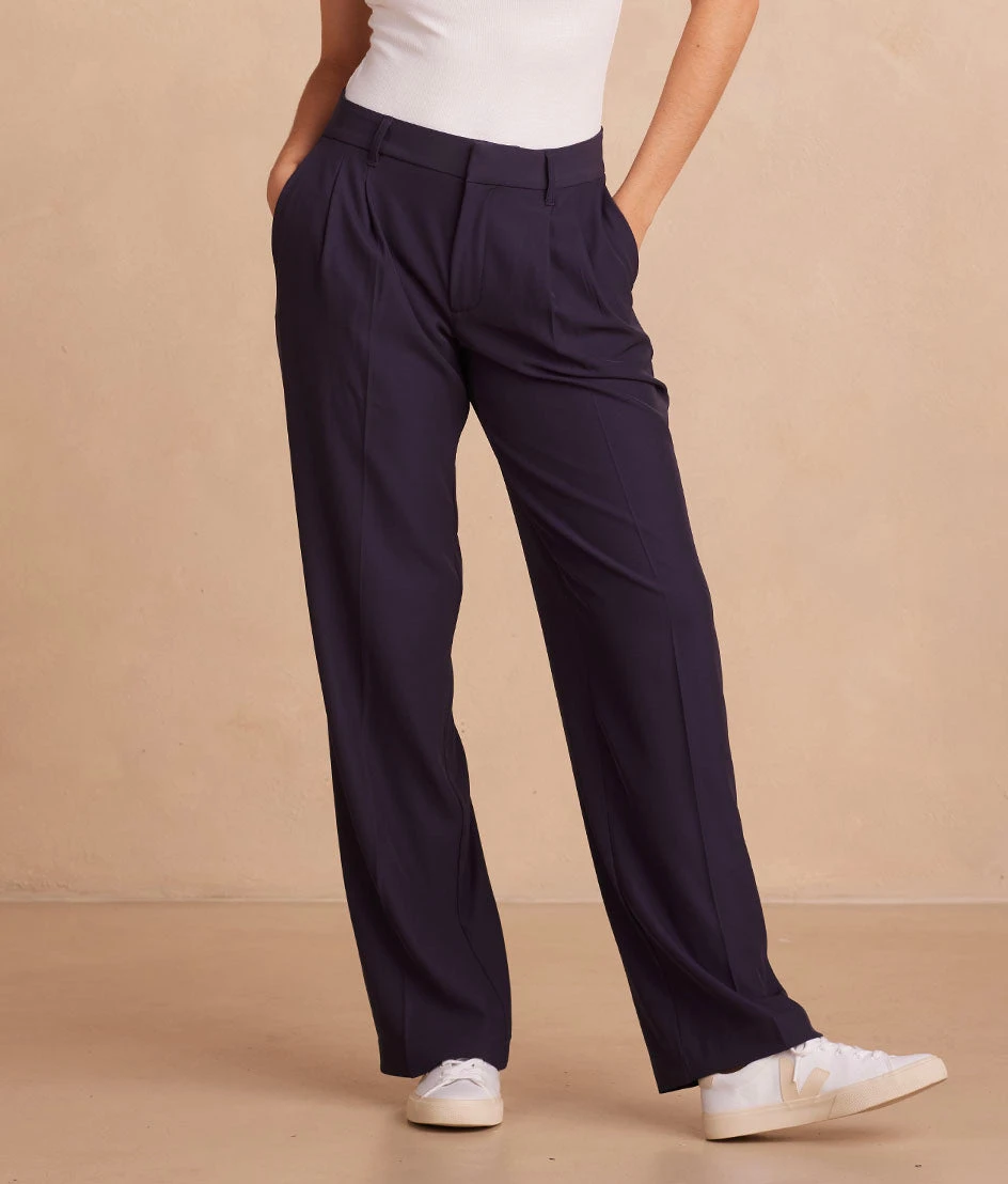 The Classic Pleat Straight Leg Trouser Pant - Midnight The Classic Pleat Straight Leg Trouser Pant - Midnight -Summersalt Shop ClassicPleatStraightLegTrouserPant Midnight Front Full 2