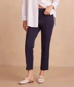 The Everyday Seamed Legging Pant - Midnight -Summersalt Shop EverydaySeamedLeggingPant Midnight Detail Crop