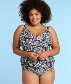 The High Leg High Rise Bottom - Batik In Sea Urchin & White Sand 4 The High Leg High Rise Bottom - Batik In Sea Urchin & White Sand -Summersalt Shop HighLegHighRiseBottomBatikinSeaUrchin WhiteSandFront1