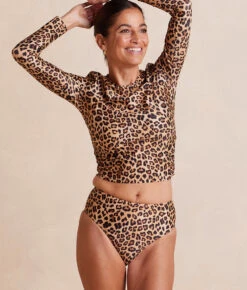 The High Leg Mid Rise Bikini Bottom - Leopard 4 The High Leg Mid Rise Bikini Bottom - Leopard -Summersalt Shop HighLegMidRiseBikiniBottom Leopard Front Crop
