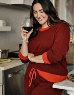 The Coziest Cashmere Blend Crew - Pinot & Lava -Summersalt Shop Model Front 1 dd8965f6 77ce 429f b80c 290811c4bcf6