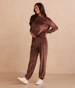 The Plush Velour Jogger - Chocolate -Summersalt Shop Side Full The Plush Velour Jogger Chocolate