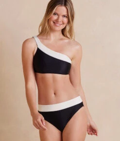 The Sidestroke Bikini Top - White Sand & Sea Urchin 4 The Sidestroke Bikini Top - White Sand & Sea Urchin -Summersalt Shop SidestrokeBikiniTop SeaUrchin WhiteSand Front Crop 308c4b50 ec12 4b05 8ccb 063ea5e71edc