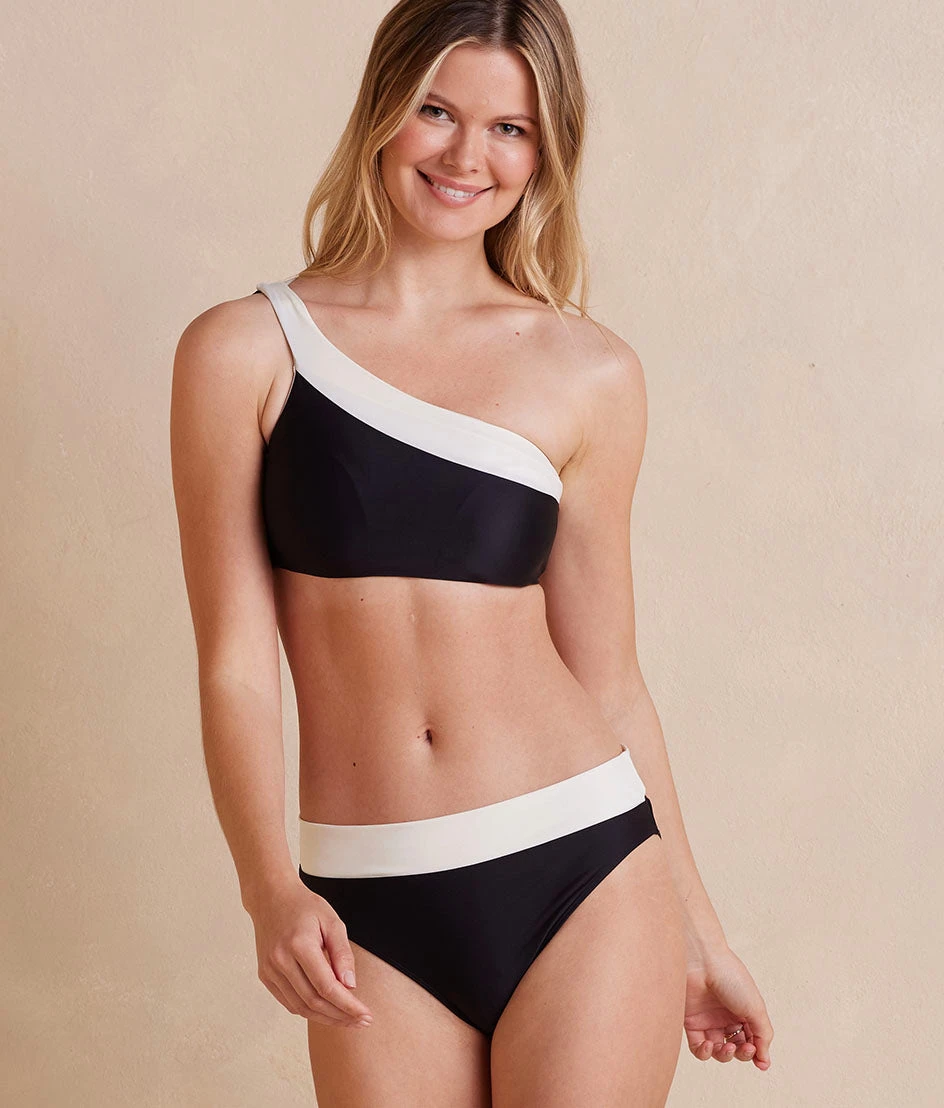 The Sidestroke Bikini Top - White Sand & Sea Urchin The Sidestroke Bikini Top - White Sand & Sea Urchin -Summersalt Shop SidestrokeBikiniTop SeaUrchin WhiteSand Front Crop 308c4b50 ec12 4b05 8ccb 063ea5e71edc