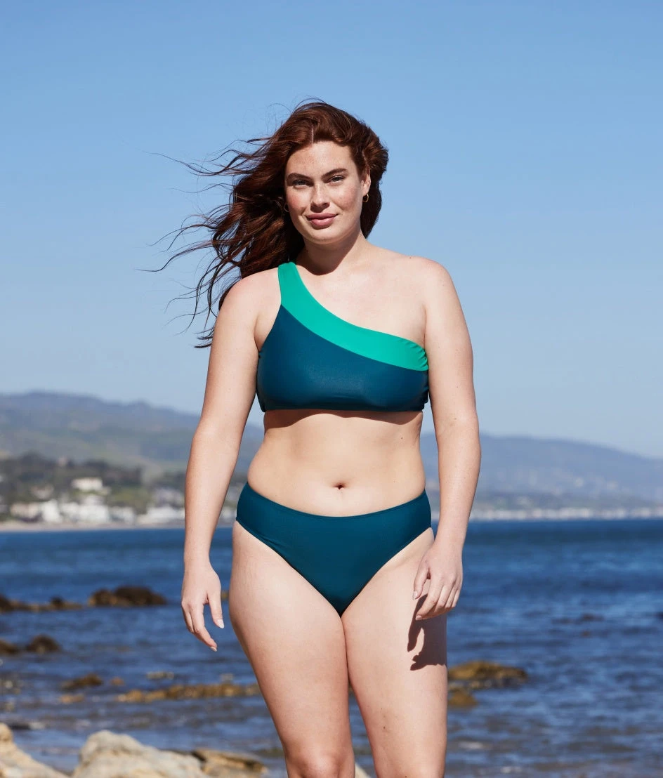 The Sidestroke Bikini Top - Seaglass & Seaweed The Sidestroke Bikini Top - Seaglass & Seaweed -Summersalt Shop SidestrokeBikiniTop SeaglassSeaweed Lifestyle 1